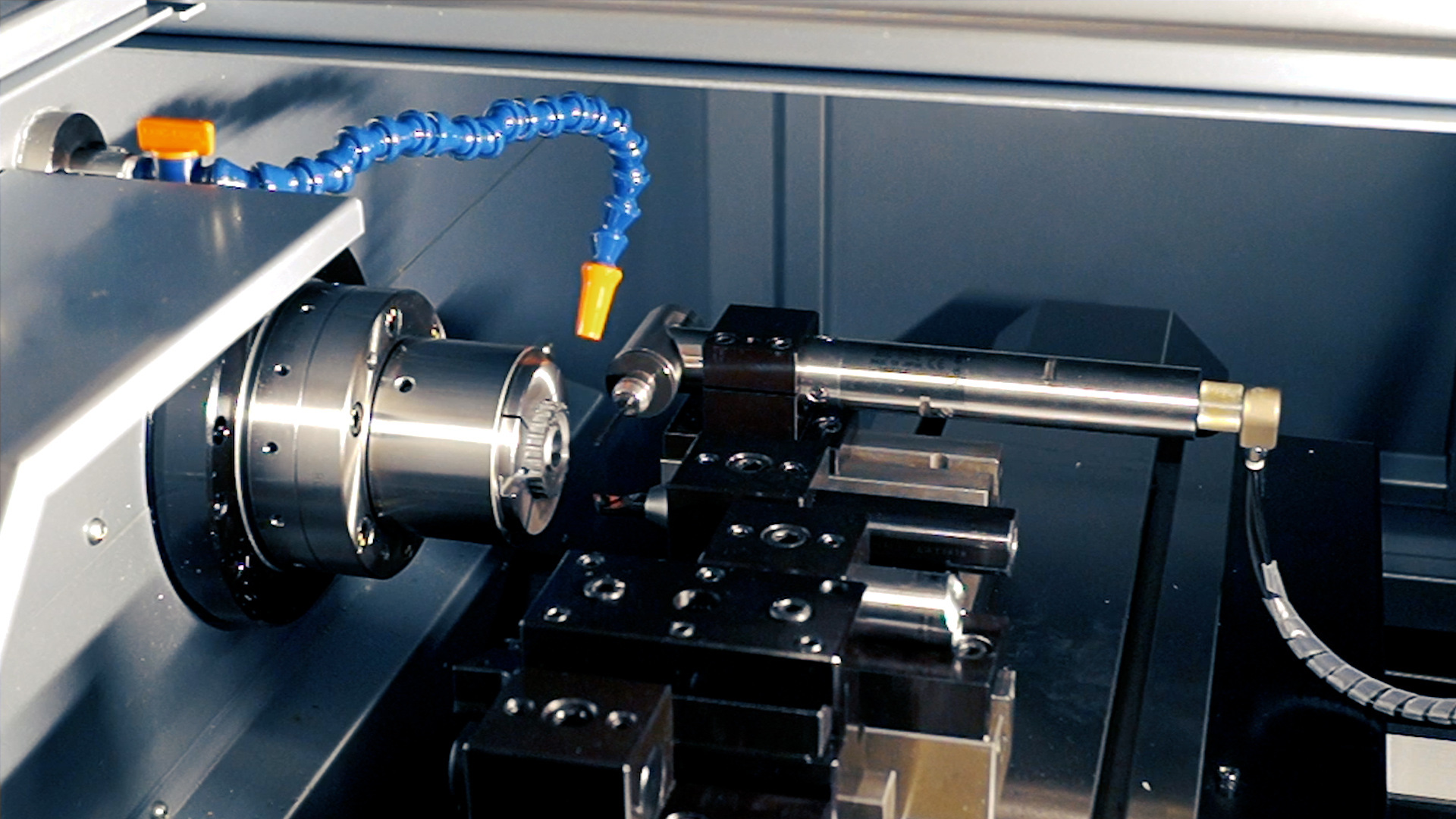 【ギア形状アルミワークφ4横穴加工】くし刃旋盤×アングルスピンドル